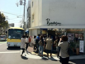 神戸スイーツ学会定例研究会　本店を巡る旅　ボックサン本店前
